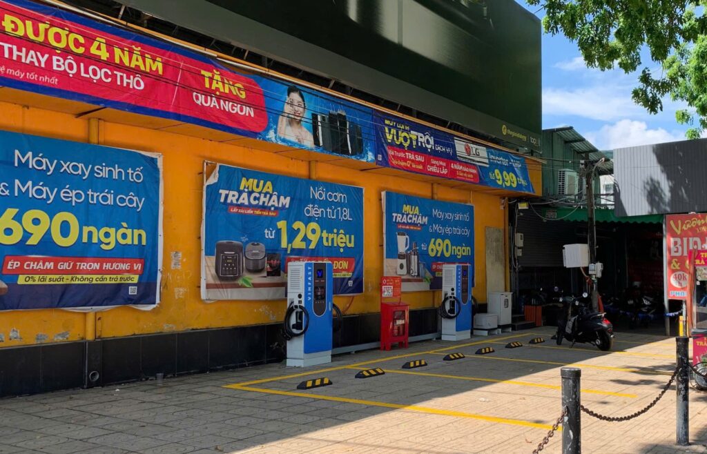 V-Green hợp tác với Thế giới di động triển khai hơn 2.000 trạm sạc và tủ đổi pin xe điện trên toàn quốc