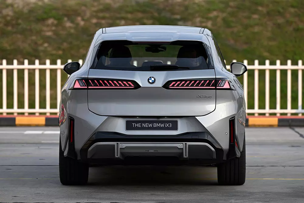 BMW iX3 lần đầu tiên đặt chân đến Đông Nam Á, giá từ 2,95 tỷ đồng - Ảnh 6.