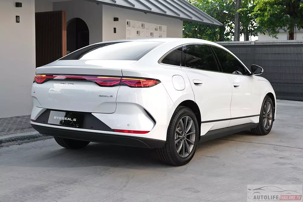 BYD Seal 6 nằm cùng phân khúc với Honda Civic và Mazda3