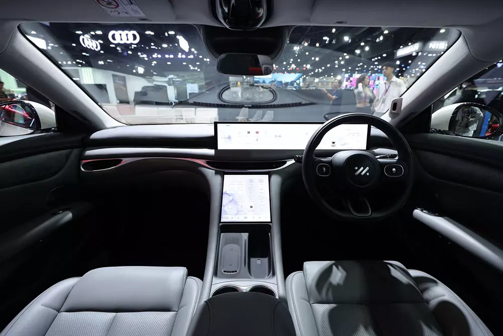 MG IM5 chính thức ra mắt Thái Lan, nằm chung phân khúc với Toyota Camry và Mazda 6e - Ảnh 8.