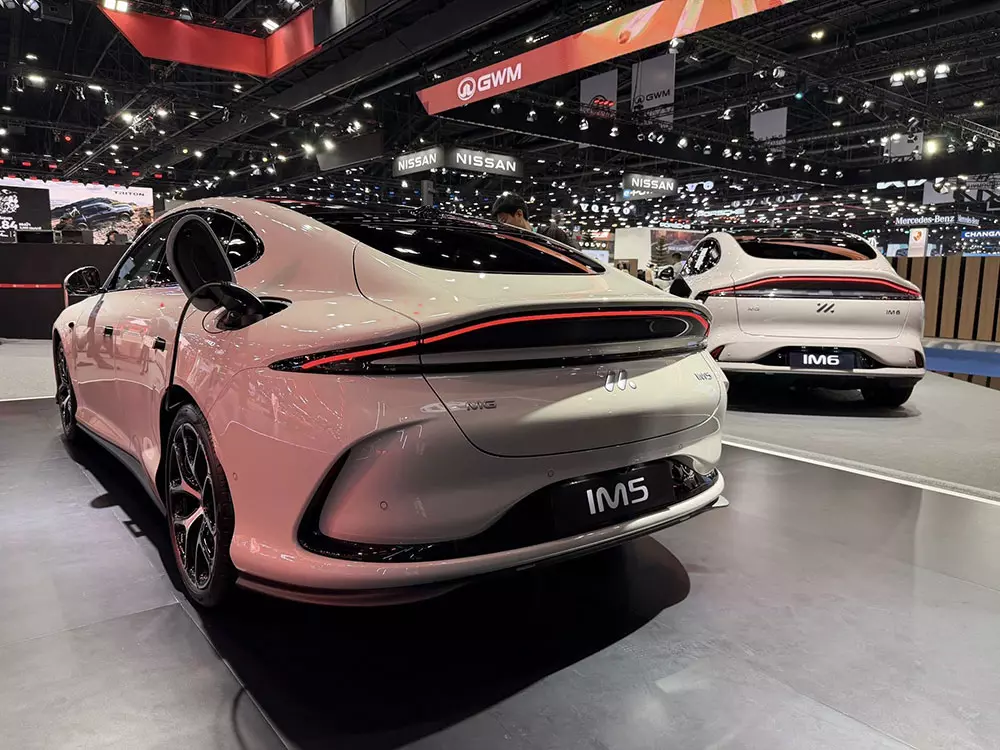 MG IM5 chính thức ra mắt Thái Lan, nằm chung phân khúc với Toyota Camry và Mazda 6e - Ảnh 4.