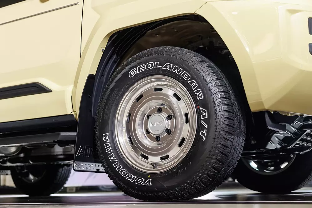 Cận cảnh Toyota Land Cruiser FJ phiên bản Legend với thiết kế nổi bật hơn - Ảnh 8.