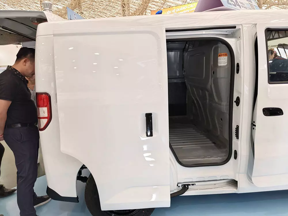 VinFast EC Van phiên bản cửa lùa mới được trưng bày tại Trung tâm Triển lãm Việt Nam - Ảnh 2.