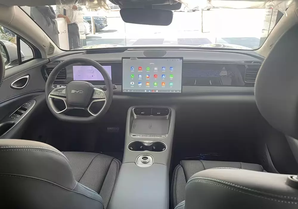 Khoang lái của BYD Sealion 06 DM-i