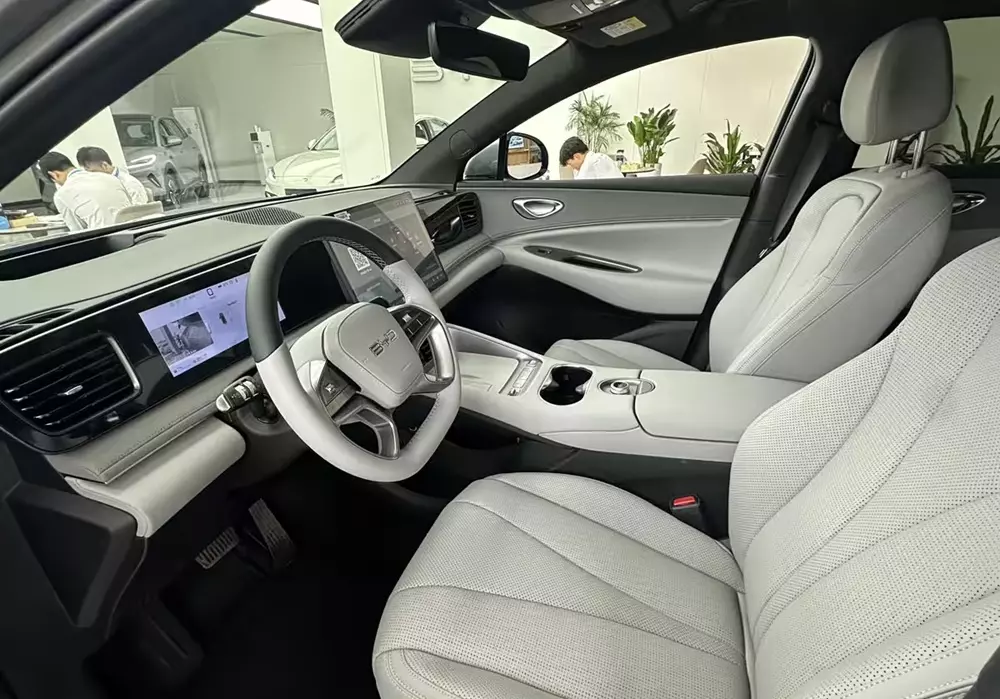 BYD Sealion 06 DM-i 2026 sở hữu nội thất màu sáng tạo cảm giác cao cấp