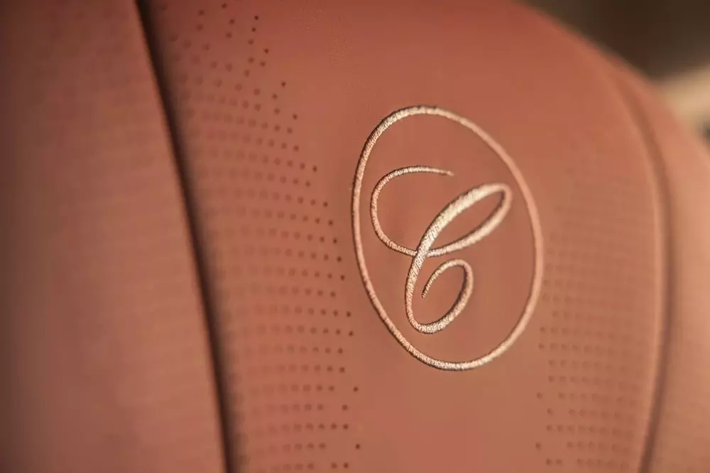 Logo của thương hiệu Chopard được thêu trên ghế của chiếc BYD Denza Z9 GT Logo của thương hiệu Chopard được thêu trên ghế của chiếc BYD Denza Z9 GT