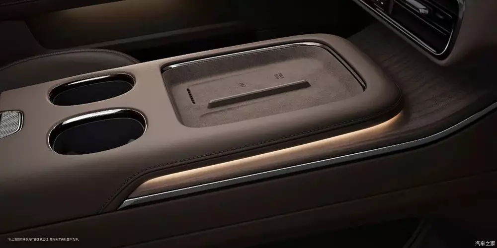 GAC M8 PHEV L 2027 được trang bị sạc không dây