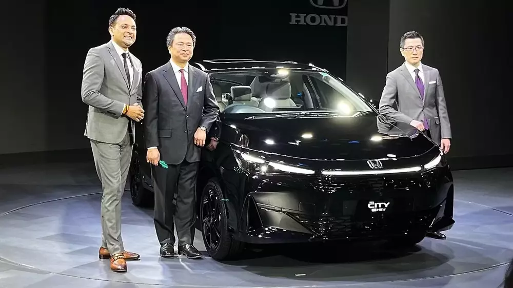 Honda City 2026 chính thức ra mắt với màn hình lớn hơn, thêm camera 360 độ và chỉ "ăn" 3,6 lít/100 km - Ảnh 1. Honda City 2026 chính thức ra mắt với màn hình lớn hơn, thêm camera 360 độ và chỉ "ăn" 3,6 lít/100 km - Ảnh 1.