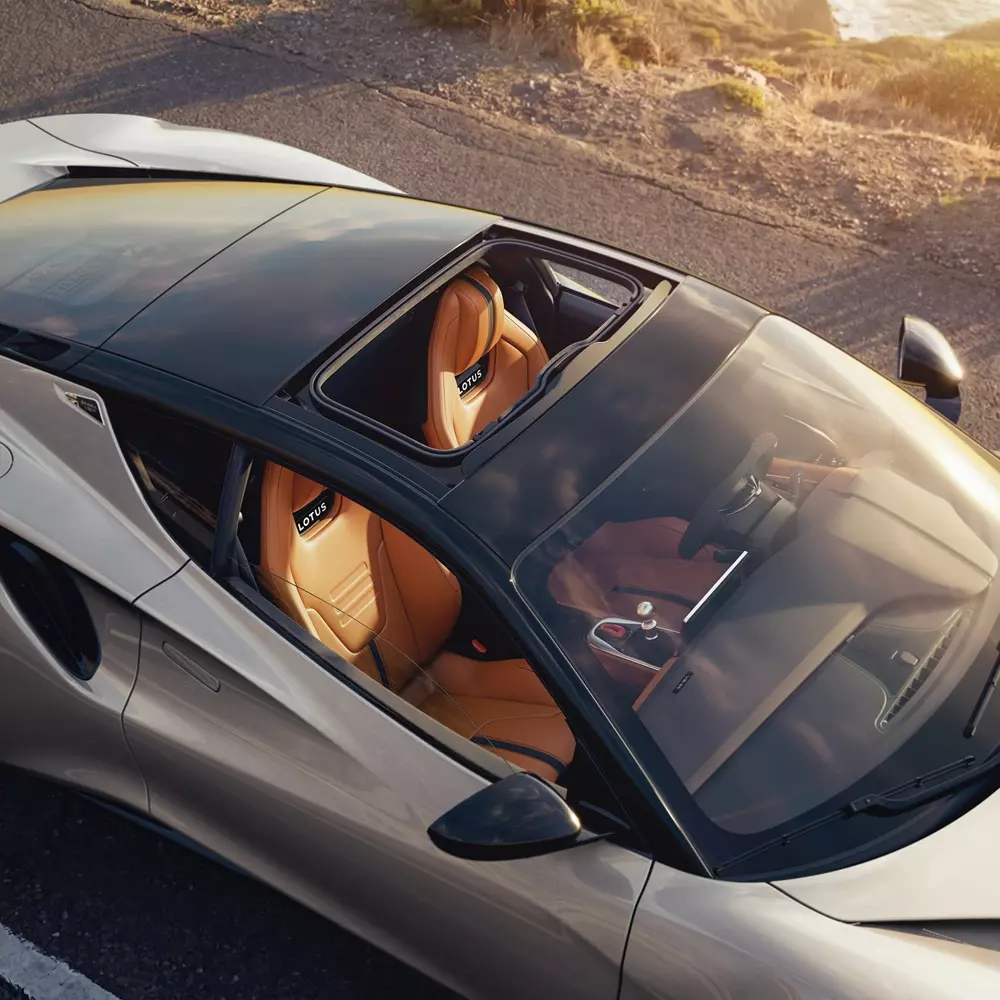 Lotus Emira 420 Sport được trang bị tấm mui kính tối màu có thể tháo rời Lotus Emira 420 Sport được trang bị tấm mui kính tối màu có thể tháo rời