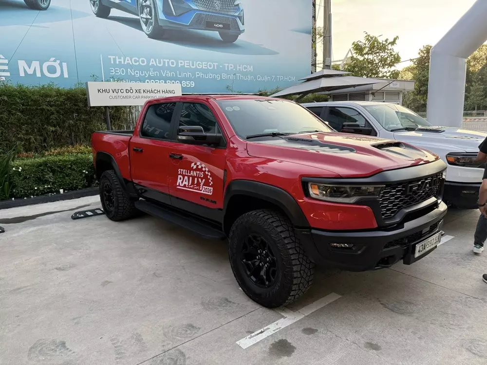 Ram 1500 RHO dùng mâm 18 inch và lốp 35 inch.