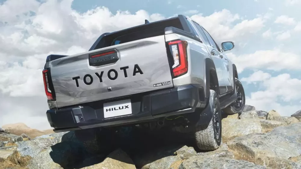 Hilux mới sở hữu dòng chữ Toyota cỡ lớn trên cửa thùng sau