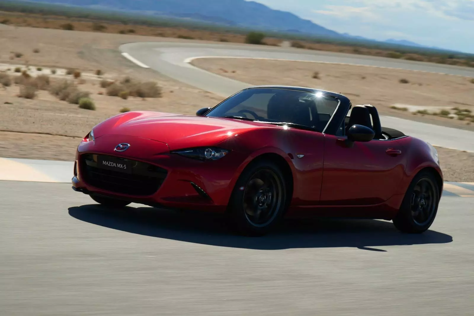 Mazda MX-5 giá từ 1,339 tỷ đồng có gì để chinh phục khách hàng Việt? - Ảnh 1. Mazda MX-5 giá từ 1,339 tỷ đồng có gì để chinh phục khách hàng Việt? - Ảnh 1.