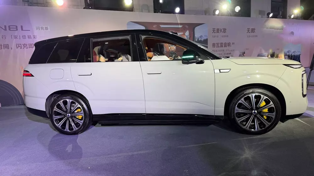 BYD Denza N8L 2027 nằm trong phân khúc SUV cỡ lớn.