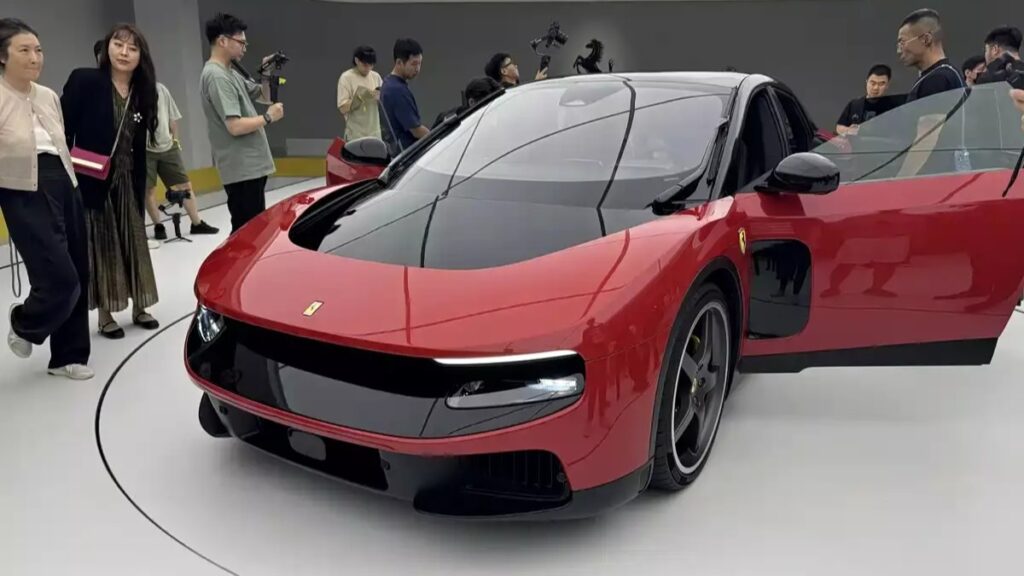Dù bị cư dân mạng chê tơi tả nhưng Ferrari Luce vẫn cháy hàng ngay lập tức tại thị trường sát cạnh Việt Nam