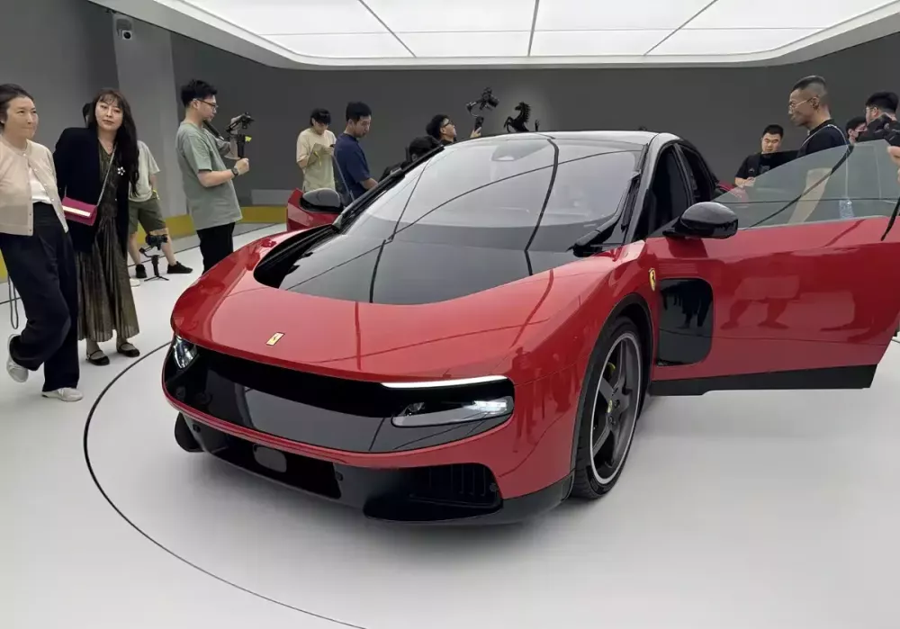 Dù bị cư dân mạng chê tơi tả nhưng Ferrari Luce vẫn cháy hàng ngay lập tức tại thị trường sát cạnh Việt Nam