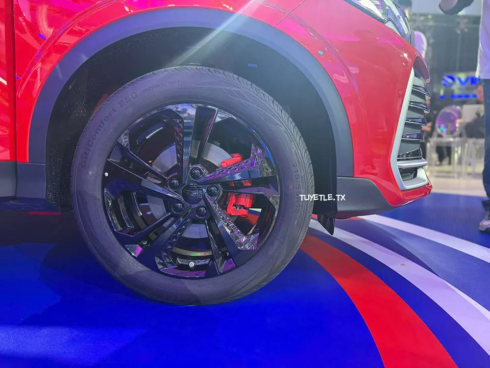 Bộ mâm 18 inch sơn màu đen bóng đi kèm cùm phanh màu đỏ của Geely Coolray 2026 Bộ mâm 18 inch sơn màu đen bóng đi kèm cùm phanh màu đỏ của Geely Coolray 2026