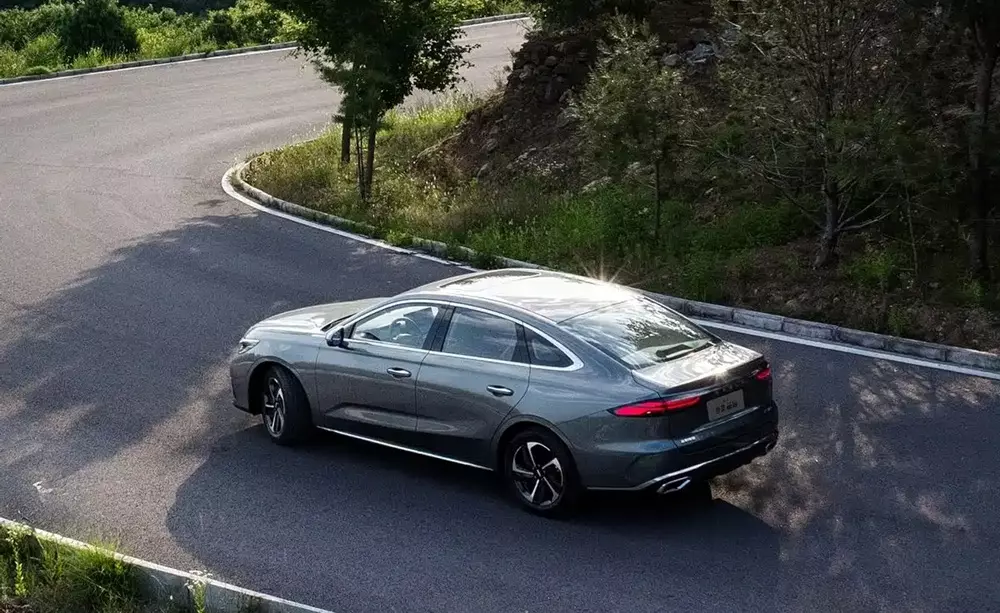 Xe lập kỷ lục thế giới về khả năng tiết kiệm xăng Geely Emgrand i-HEV ra mắt với giá rẻ - Ảnh 2.