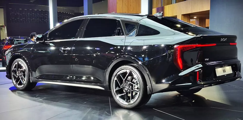 Kia K4 dùng động cơ xăng mạnh hơn Honda Civic