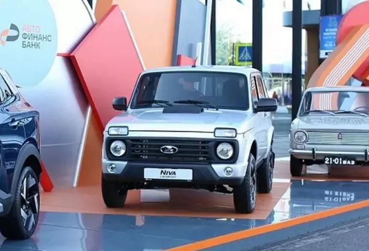 Lada Niva lần đầu có túi khí và thân xe chống gỉ sau 49 năm bám trụ trên thị trường - Ảnh 1.