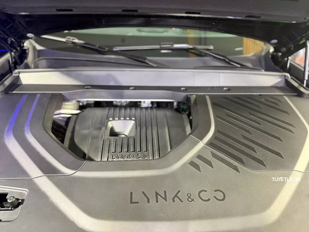 Lynk & Co 900 dùng hệ truyền động hybrid sạc điện tiết kiệm xăng.