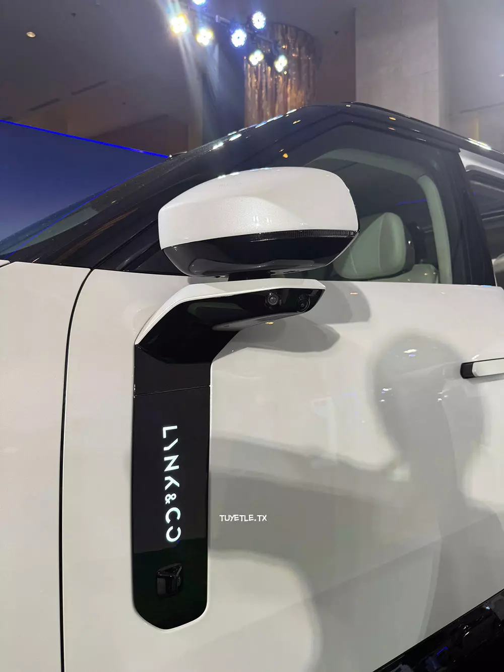 Lynk & Co 900 sở hữu gương chiếu hậu nằm trên cửa và nẹp trang trí tích hợp tên thương hiệu cũng như một số cảm biến ở chắn bùn trước