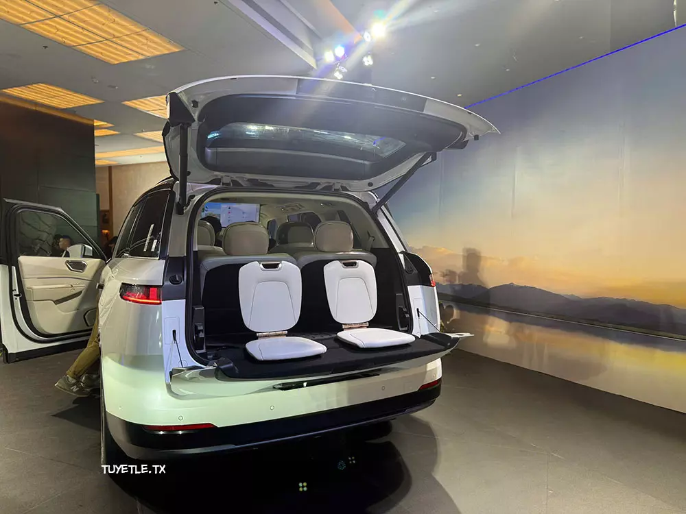 Cửa cốp sau của Lynk & Co 900 mở kiểu tách đôi gợi liên tưởng đến Rolls-Royce Cullinan