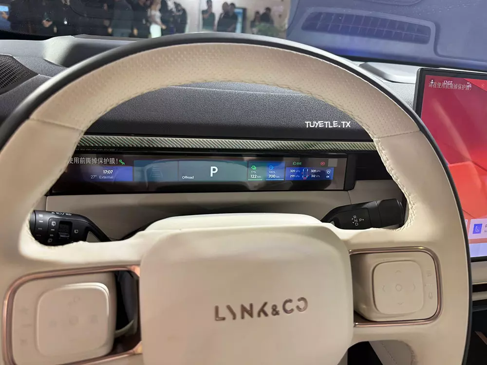 Đằng sau vô lăng của Lynk & Co 900 là bảng đồng hồ kỹ thuật số mỏng