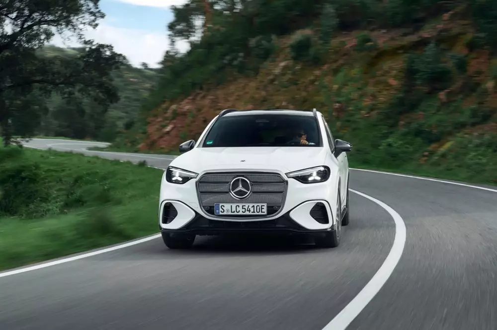 Mercedes-Benz GLC thuần điện có thêm 2 phiên bản giá rẻ hơn sau chưa đầy 1 năm ra mắt - Ảnh 3.