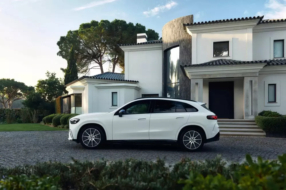 Mercedes-Benz GLC thuần điện có thêm 2 phiên bản giá rẻ hơn sau chưa đầy 1 năm ra mắt - Ảnh 4.