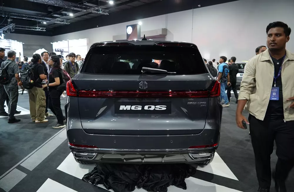 Đằng sau MG QS là cụm đèn hậu nối liền hai bên