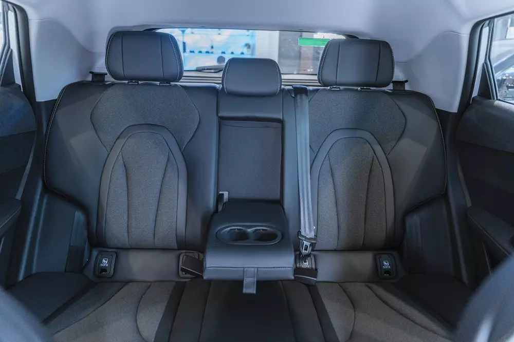 Hàng ghế sau của Omoda C5 Sport có bệ tì tay tích hợp khay để cốc