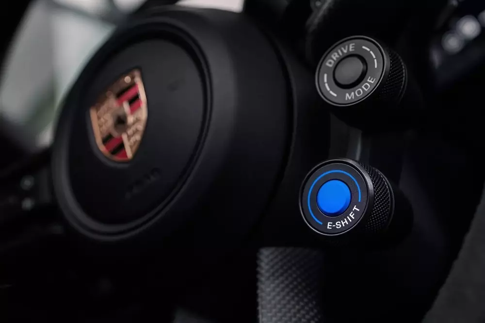 Ô tô điện Porsche Taycan 2027 được bổ sung công nghệ mô phỏng quá trình sang số như xe xăng - Ảnh 2. Ô tô điện Porsche Taycan 2027 được bổ sung công nghệ mô phỏng quá trình sang số như xe xăng - Ảnh 2.
