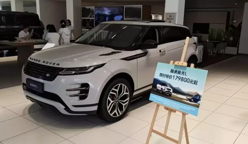 Bị ngừng sản xuất, SUV hạng sang Range Rover Evoque L mới được giảm giá sốc để xả hàng