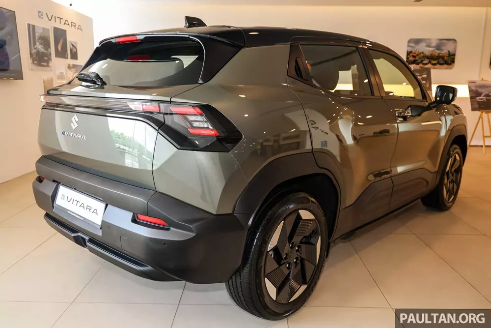 Suzuki eVitara màu xanh lá phối nóc đen