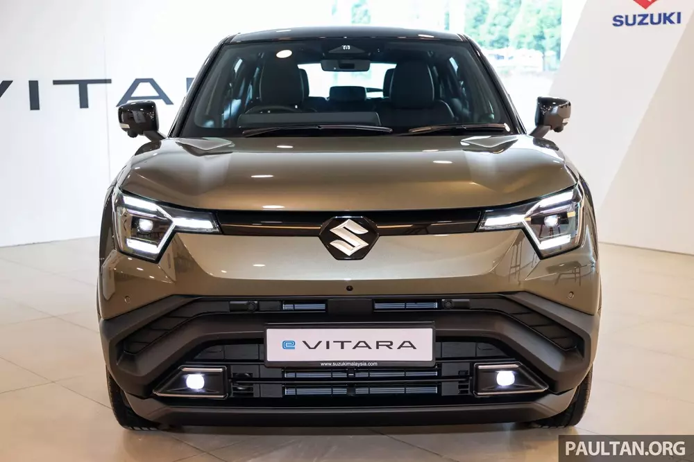 Suzuki eVitara sở hữu thiết kế đầu xe khác biệt so với Toyota Urban Cruiser