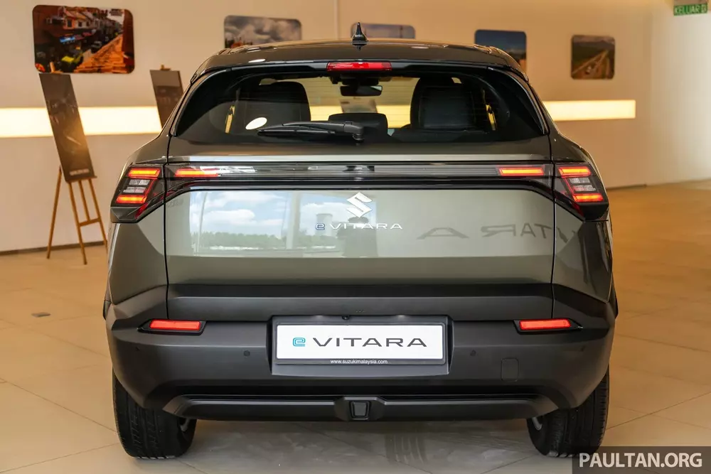 Khu vực phía sau của Suzuki eVitara cũng không hoàn toàn giống Toyota Urban Cruiser