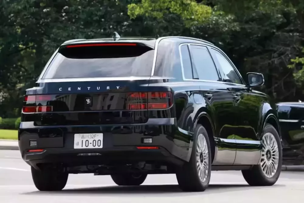 Thủ tướng Nhật Bản chuyển sang sử dụng xe công vụ mới, đó là SUV siêu sang Toyota Century - Ảnh 2. Thủ tướng Nhật Bản chuyển sang sử dụng xe công vụ mới, đó là SUV siêu sang Toyota Century - Ảnh 2.