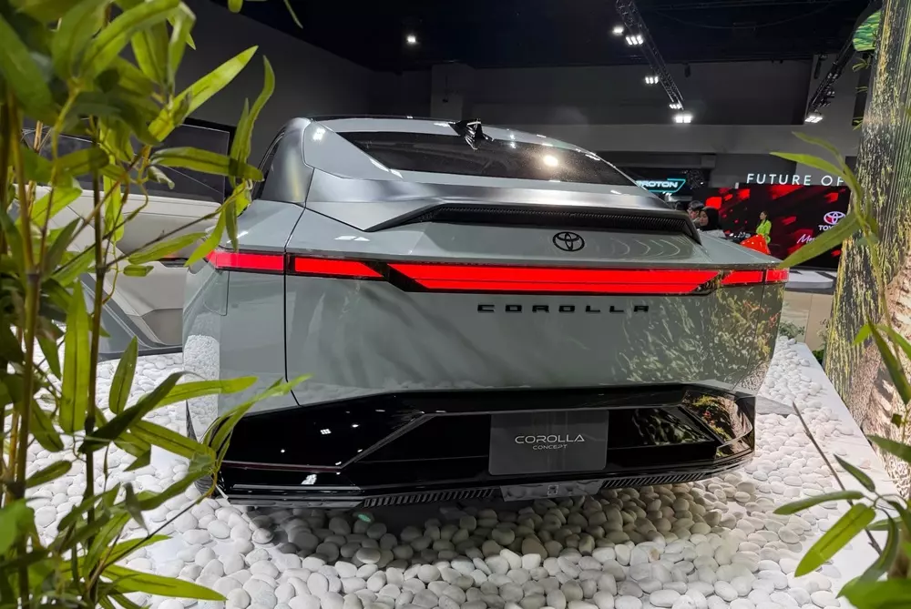 Toyota Corolla Concept được trang bị cụm đèn hậu mỏng và nằm vắt ngang đuôi xe