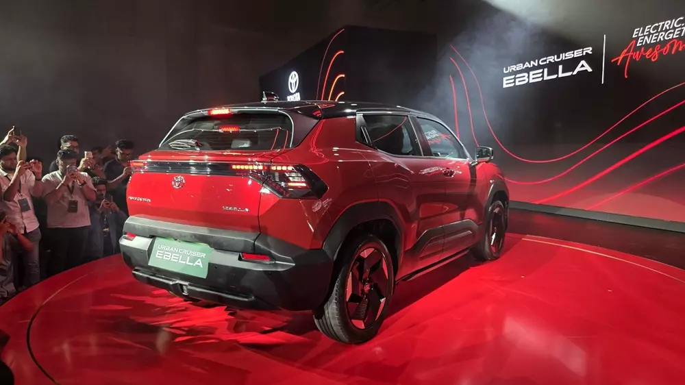 Toyota Urban Cruiser Ebella nhìn từ phía sau