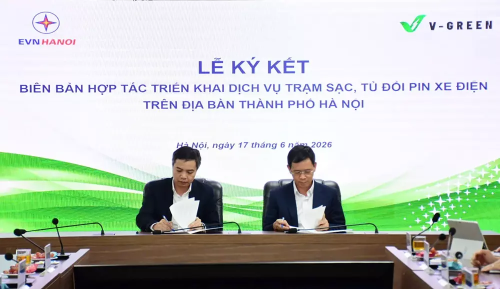 V-Green hợp tác với EVNHANOI để triển khai 10.000 tủ đổi pin xe máy điện - Ảnh 1.