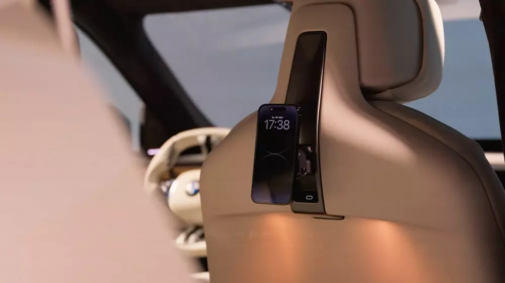 bmw-x5-2027-4-f8f1 Lưng ghế trước của BMW X5 2027 tích hợp giá đỡ điện thoại