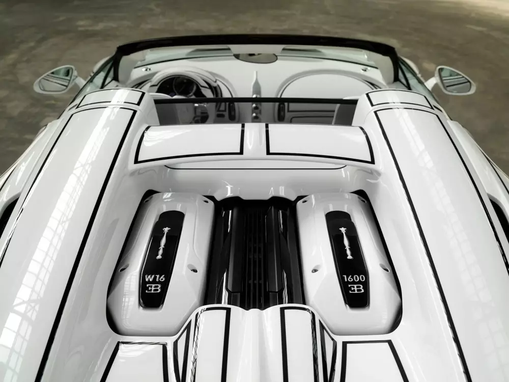 bugatti-w16-mistral-blanc-eternel-5-dbf8 Nắp khoang động cơ của Bugatti W16 Mistral Blanc Éternel cũng có chi tiết bằng sứ