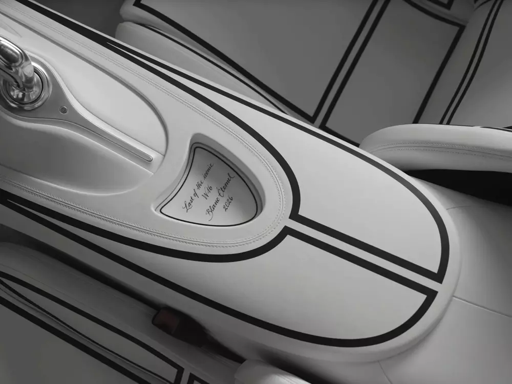 bugatti-w16-mistral-blanc-eternel-8-45ba Chất liệu sứ xuất hiện trên bệ tì tay trung tâm của Bugatti W16 Mistral Blanc Éternel