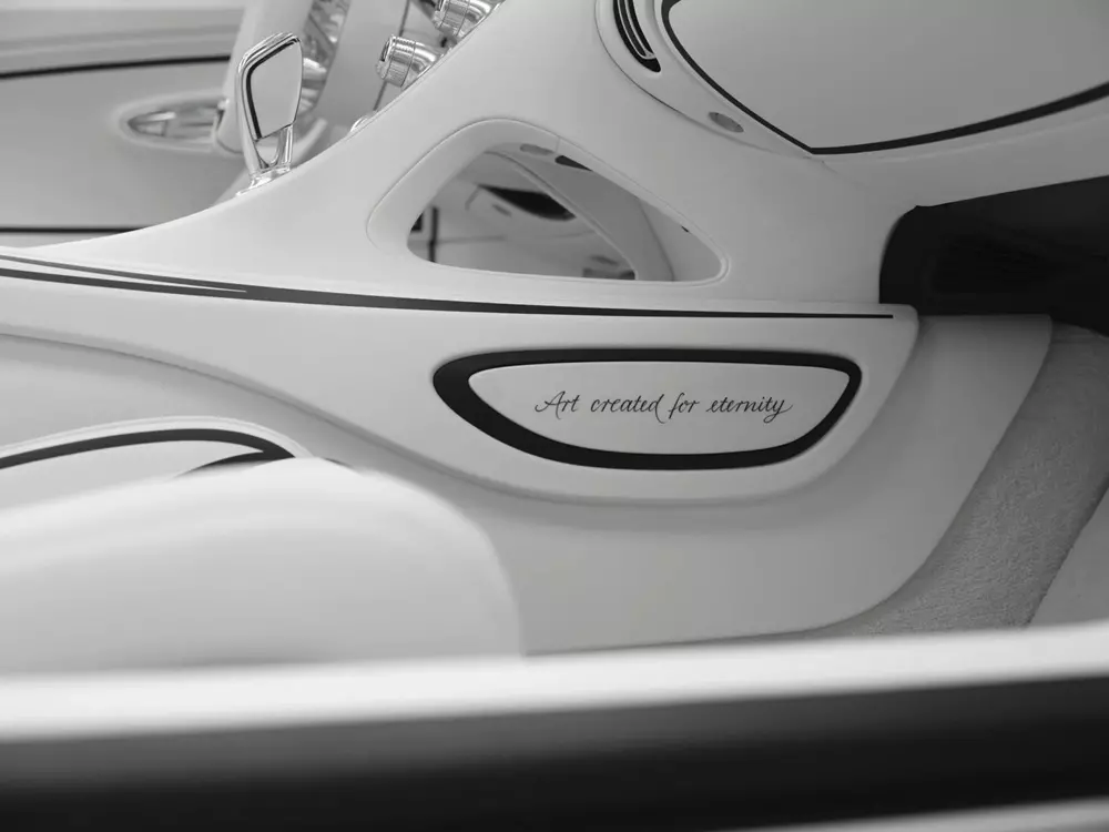 bugatti-w16-mistral-blanc-eternel-9-1930 Chất liệu sứ xuất hiện hai bên bệ tì tay trung tâm của Bugatti W16 Mistral Blanc Éternel