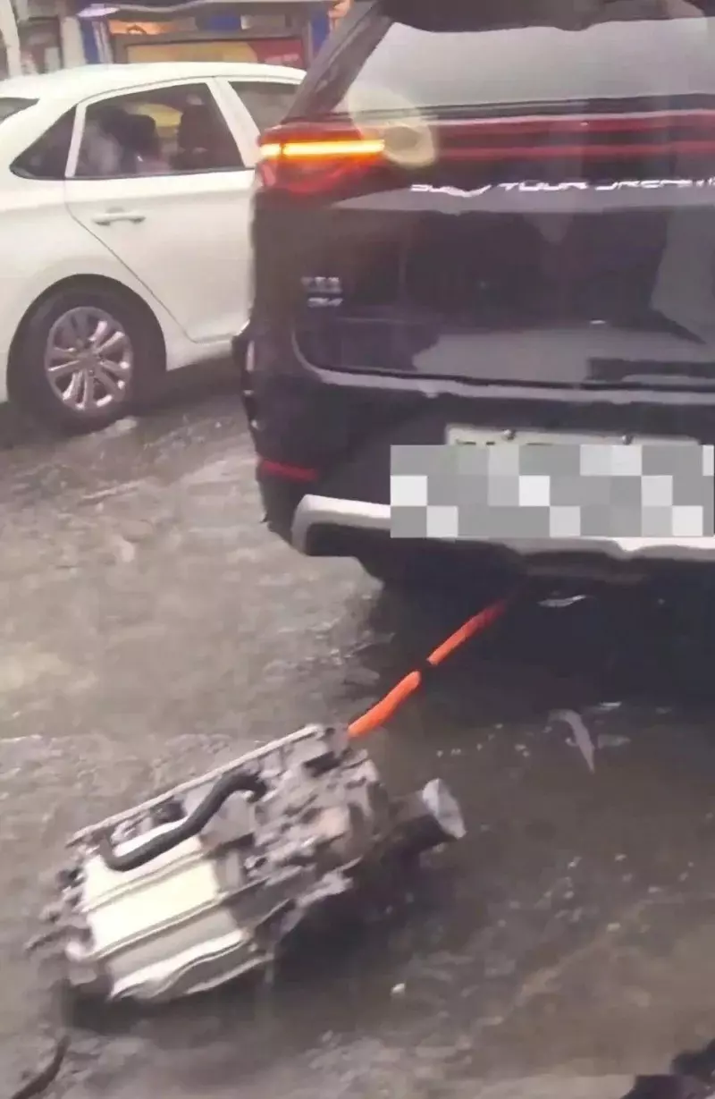 Đúng như dự đoán của cư dân mạng, bộ phận này chính là cụm mô-tơ điện phía sau của chiếc BYD Tang
