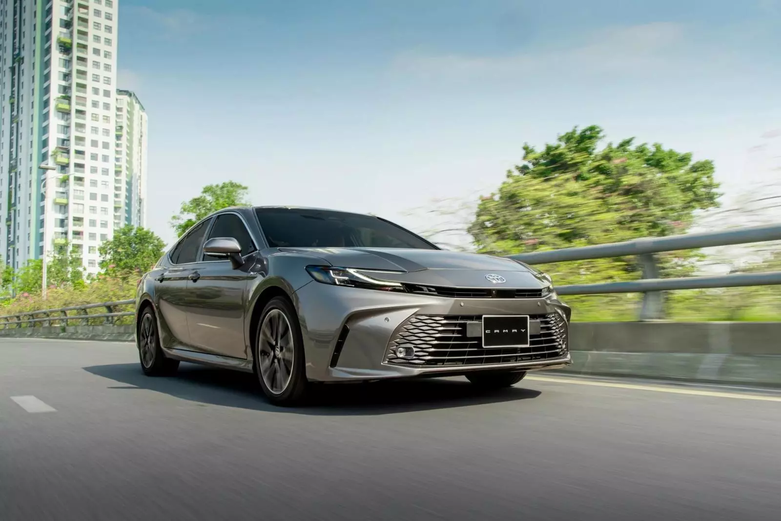 Toyota Camry hybrid giảm giá mạnh, về mốc từ 1,32 tỷ đồng - Ảnh 1.