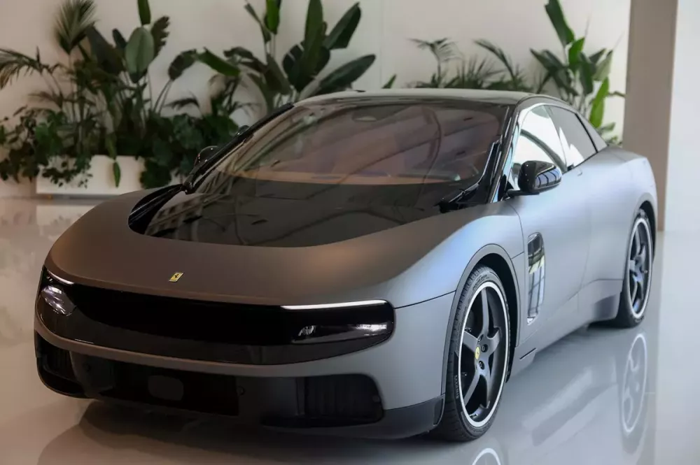 Ferrari Luce cháy hàng trước khi làn sóng chỉ trích kịp lắng xuống