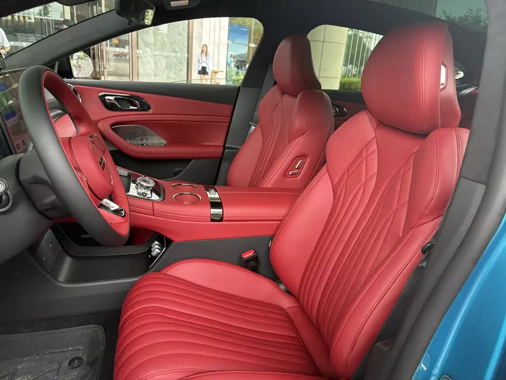 Geely Galaxy TT Ultra được trang bị ghế bọc da màu đỏ