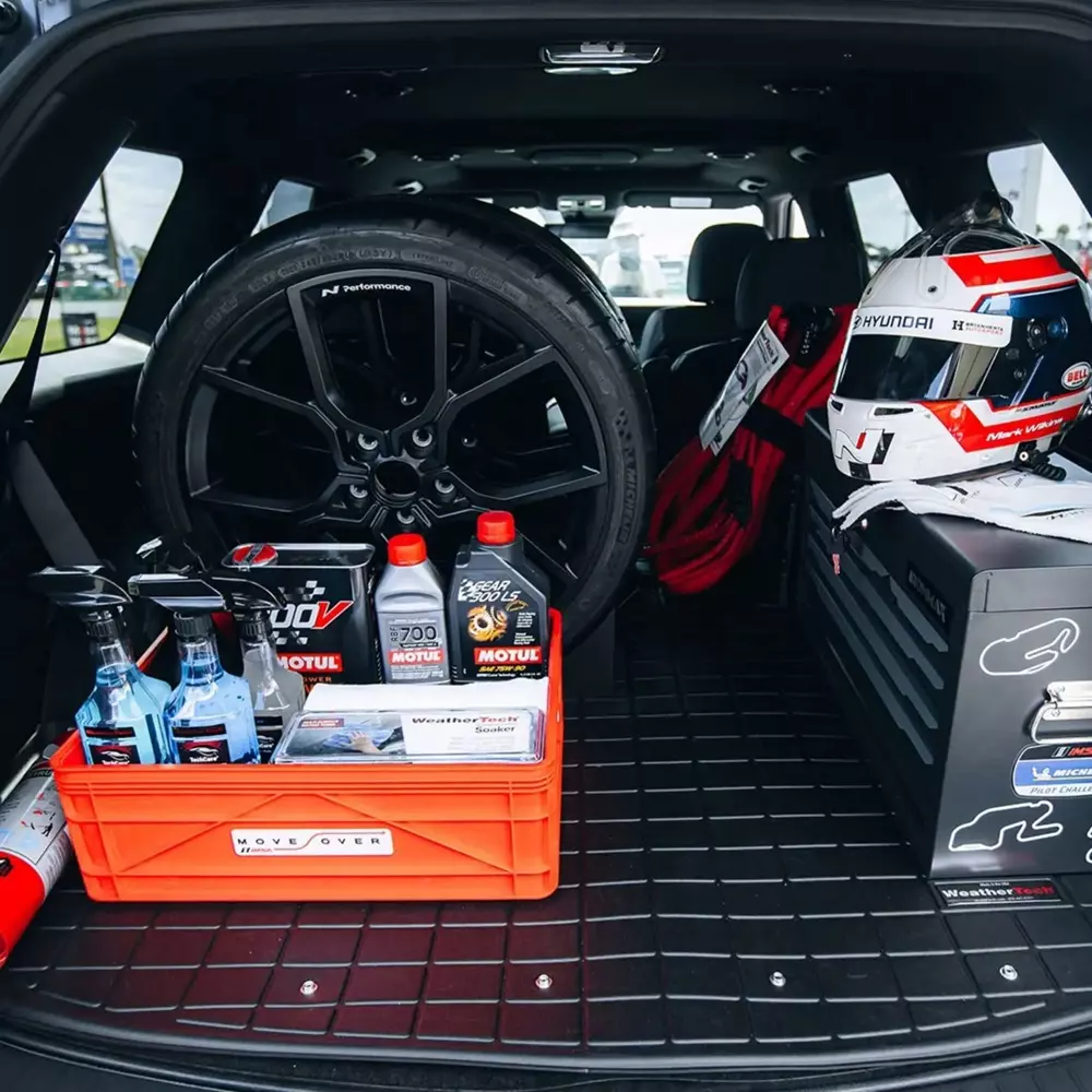 Những trang bị và dụng cụ phục vụ đội đua khác bên trong khoang hành lý của chiếc Hyundai Palisade