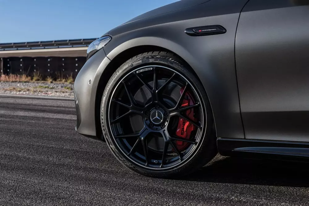 Bộ mâm thể thao của Mercedes-AMG CLA45 2027 đi kèm cùm phanh màu đỏ